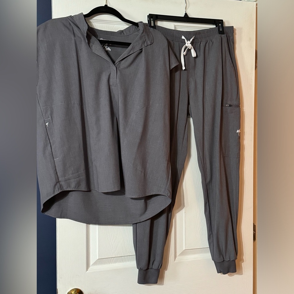MiMs jogger scrub set, NWOT. Top size XL, joggers size L